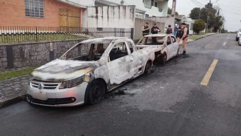 Ataque de Fúria em Curitiba: Mulher Incendeia Carros do Namorado Após Agressões em Bar