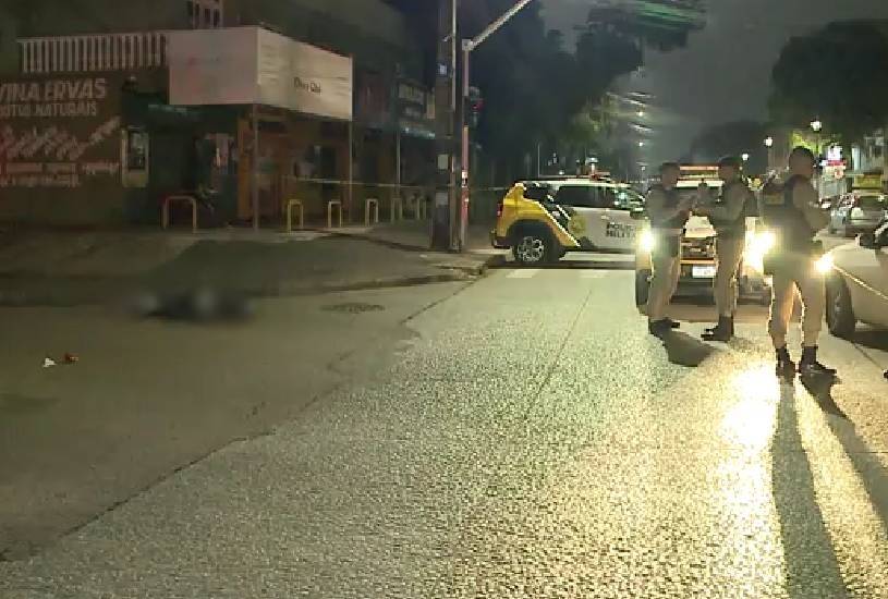 Jovem é assassinado a tiros em tabacaria no Sítio Cercado; atirador fugiu em BMW