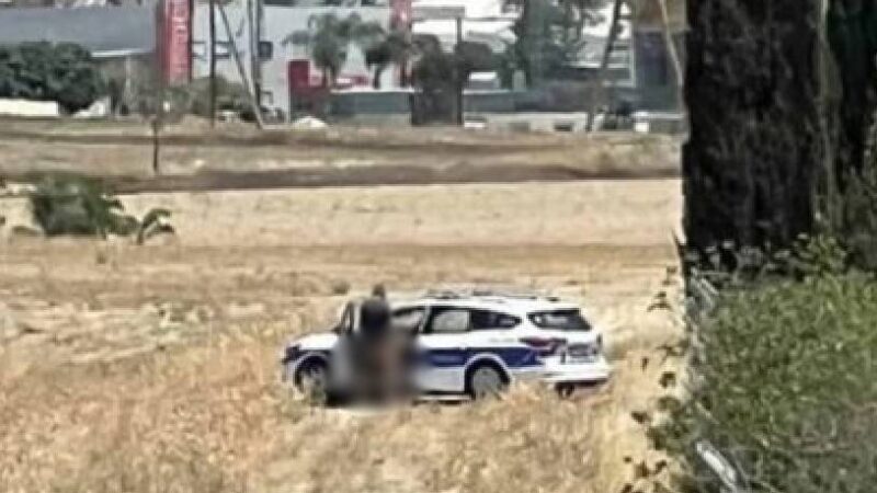 Escândalo em Chipre: Policiais flagrados em ato sexual dentro de viatura em plena luz do dia