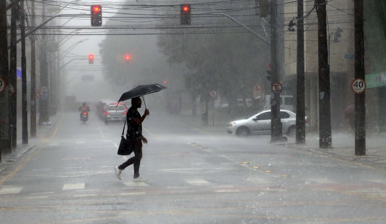 Paraná em Alerta: Temporais com Ventos Fortes Atingem o Estado