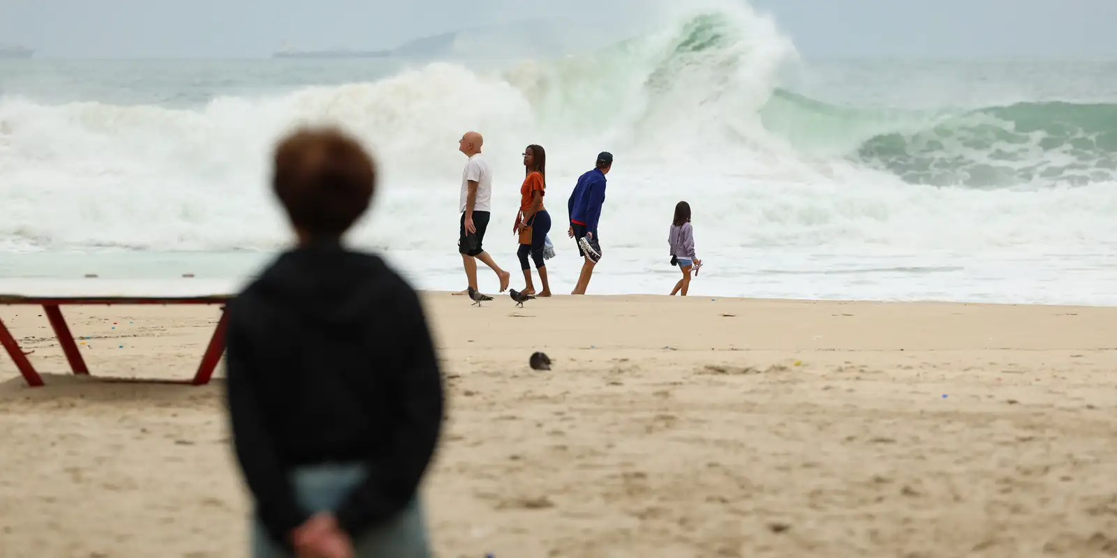 Frente Fria Derruba Temperatura no Rio: Ventos Fortes e Ressaca no Mar Acendem Alerta
