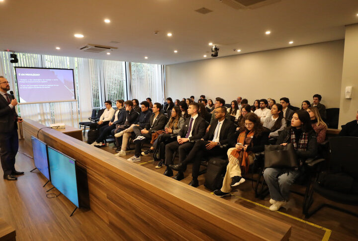 Assembleia Legislativa do Paraná Debate Imunidade Parlamentar com Estudantes da PUC