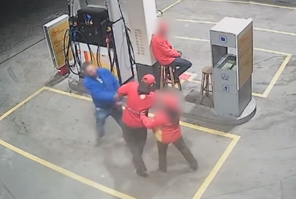 Frentista é covardemente agredido por cliente em posto de Curitiba; vídeo flagra a violência