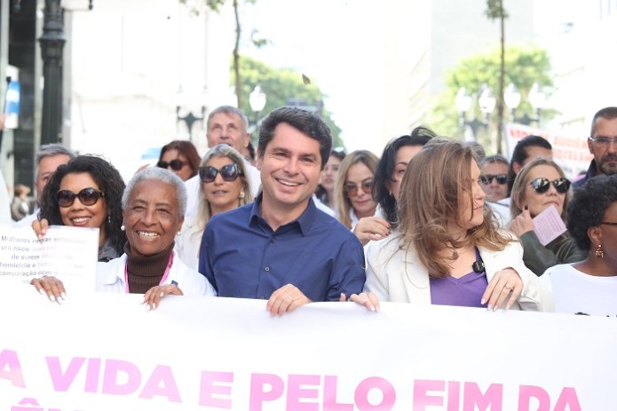 Onde tem povo Alexandre Curi está no meio
