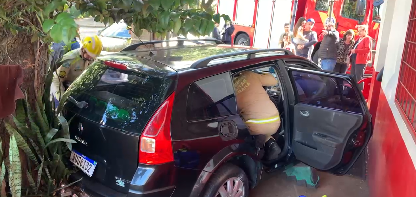 Colisão entre dois veículos na Rua Recife mobiliza Corpo de Bombeiros em Cascavel