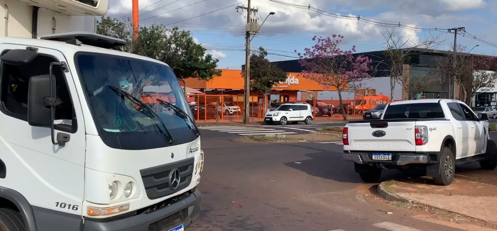 Colisão entre carro e caminhão furgão é registrada no bairro Alto Alegre, em Cascavel