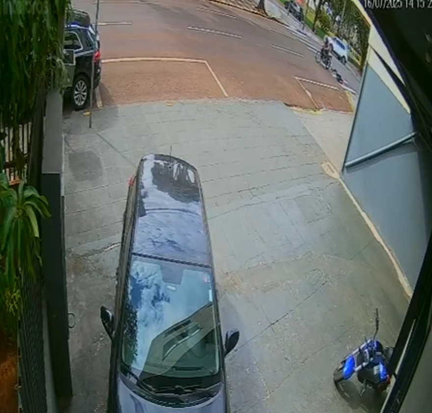 Câmera de segurança registra momento exato em que motociclista atropela idoso de 60 anos em Cascavel