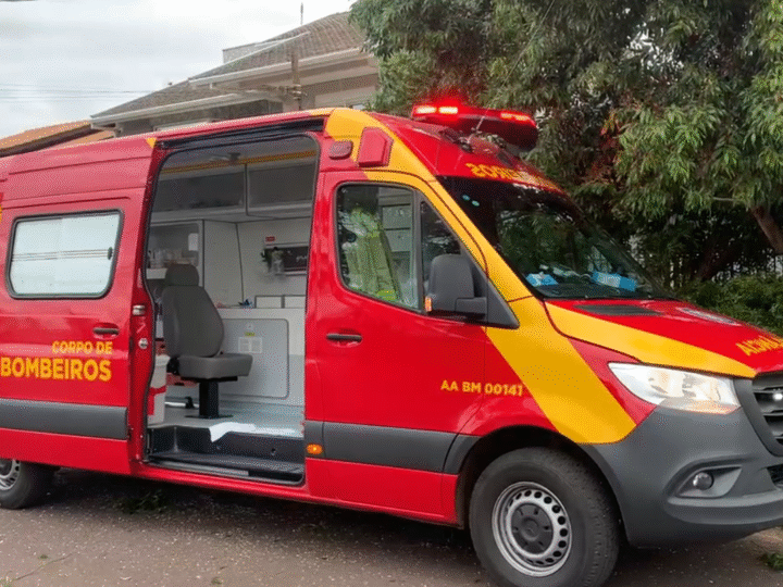 Homem cai de árvore enquanto prestava serviço em Cascavel e é socorrido pelo Corpo de Bombeiros