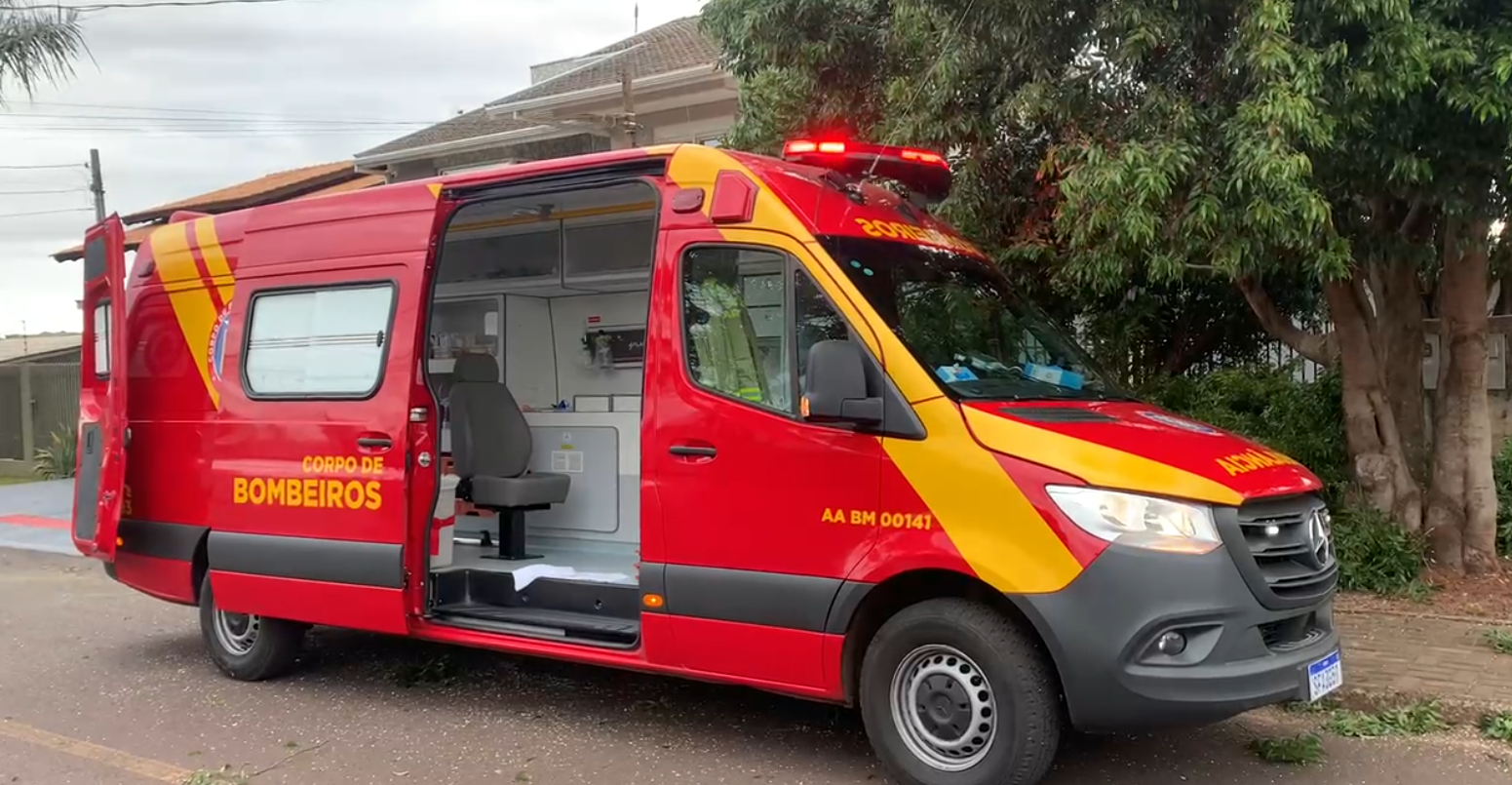 Homem cai de árvore enquanto prestava serviço em Cascavel e é socorrido pelo Corpo de Bombeiros