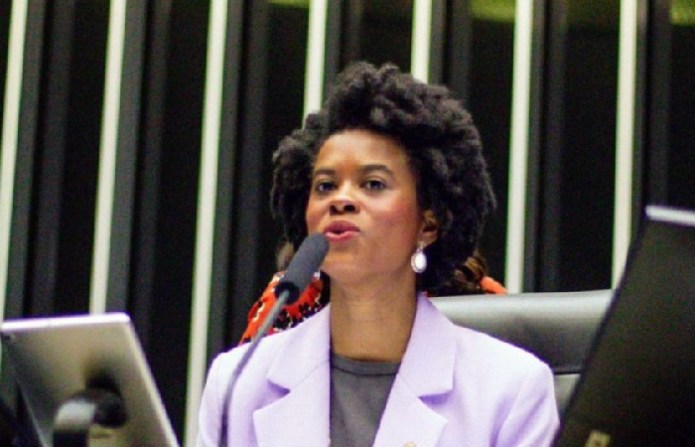 Mídia e petistas ignoram apoio de Carol Dartora a Arilson Chiorato