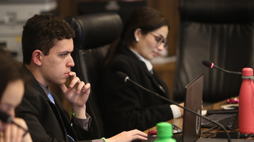 Jovens Simulam o Poder Legislativo e Imersão no Parlamento Universitário Inspira Futuros Líderes