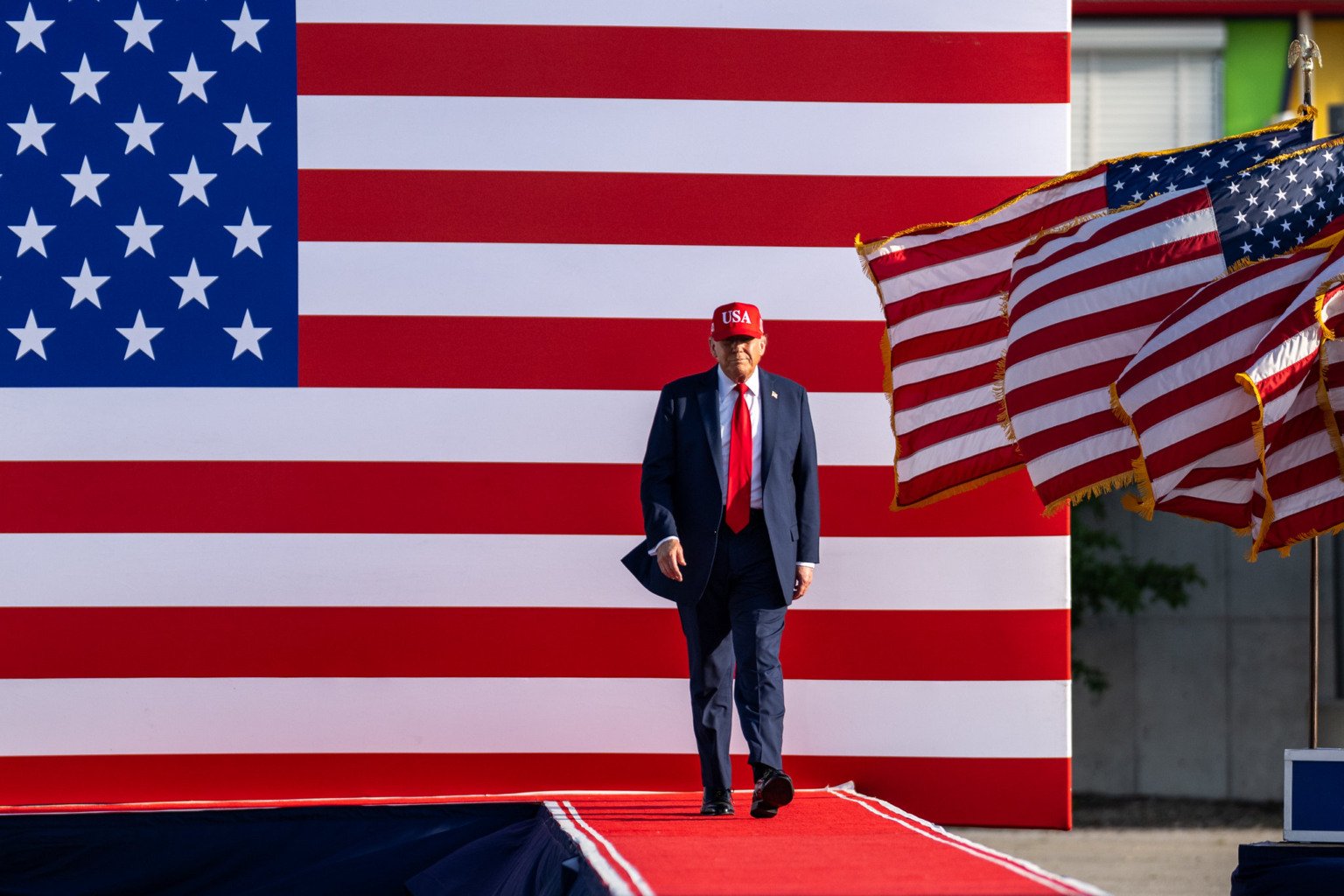 Trump Ameaça Impor Tarifa de 10% a Países Alinhados ao BRICS, Aumentando Tensão Global