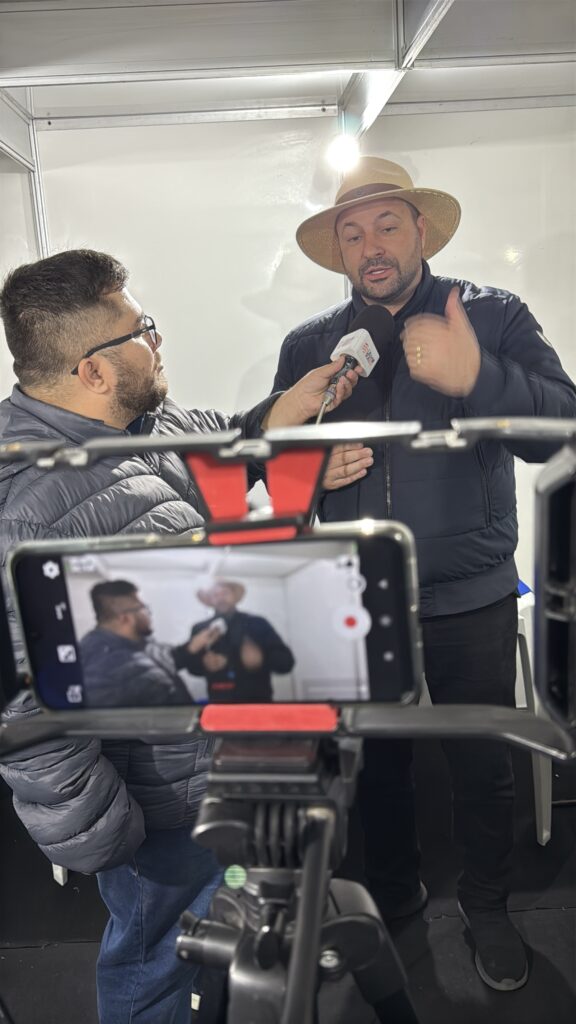 Deputado Geraldo Mendes sendo entrevistado pela mídia de Paranaguá (Foto: Ascom/GM)