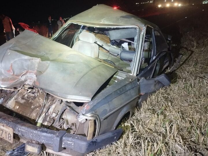 Três veículos ficam destruídos em acidente na PR-581