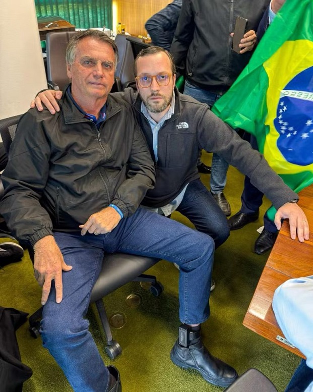 Filipe Barros oferece o ombro para Jair Bolsonaro chorar