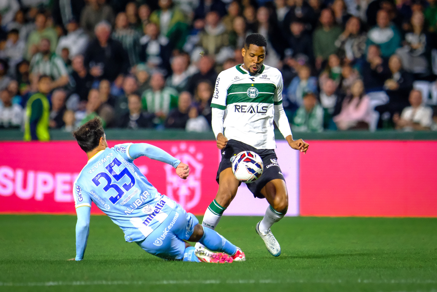 Humilhação em Casa: Coritiba Sofre Goleada Histórica e Revive Fantasmas do Passado