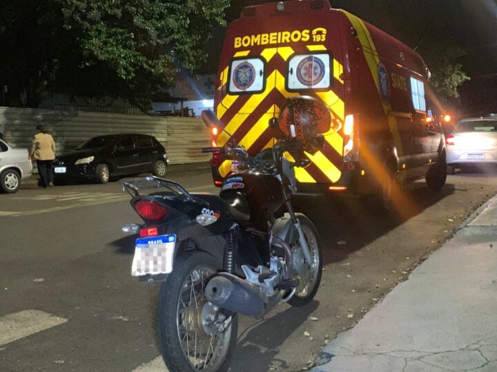 Motociclista de 24 anos fica ferido em colisão com automóvel no centro de Cascavel