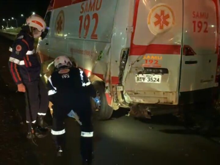 Condutora de ambulância do SAMU fica ferida após colisão com caminhonete na BR-277 em Cascavel