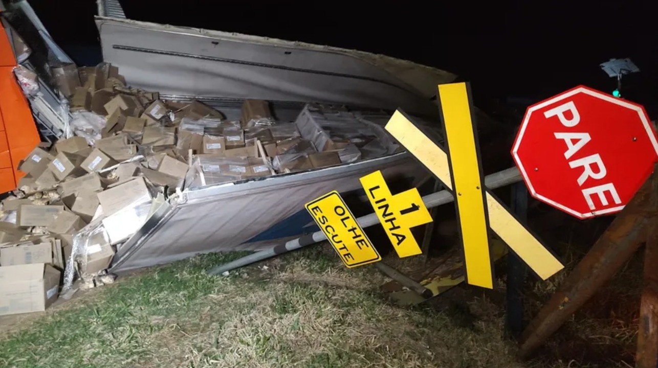 Fotos mostram cena de batida entre trem e caminhão em Ponta Grossa