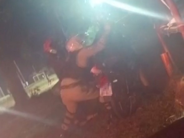 Vídeo mostra momento em que motociclista é detido após tentar fugir da PM em Cascavel