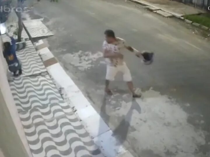 mulher leva capacetadas na cabeça em ataque brutal; Veja Vídeo