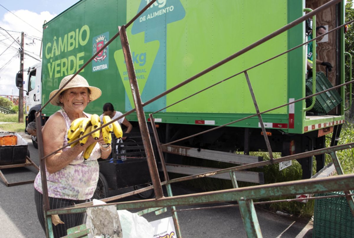 Curitiba Troca Recicláveis por Alimentos Frescos em Ação do Câmbio Verde