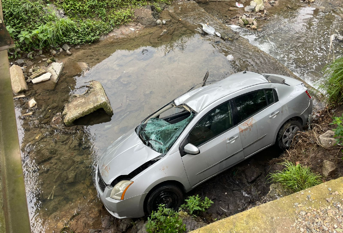 Motorista embriagado perde o controle, carro cai em córrego e ele foge no Pinheirinho, em Curitiba