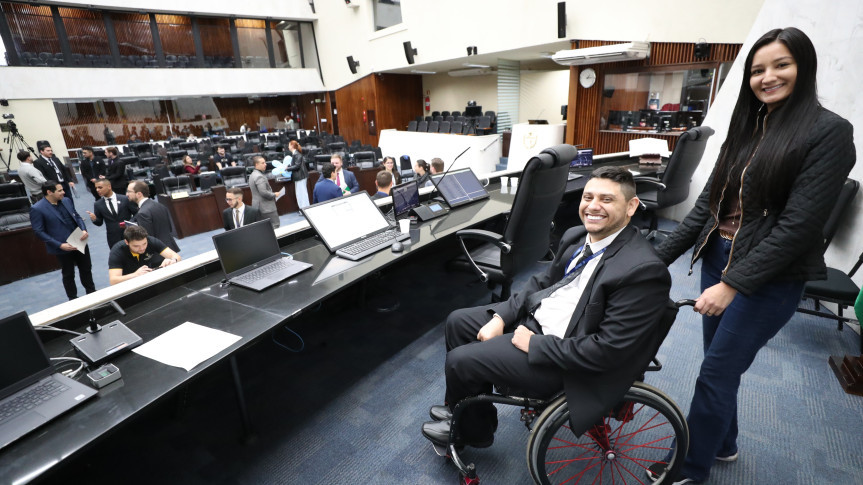Jovens Líderes Moldam o Futuro da Política Paranaense no Parlamento Universitário