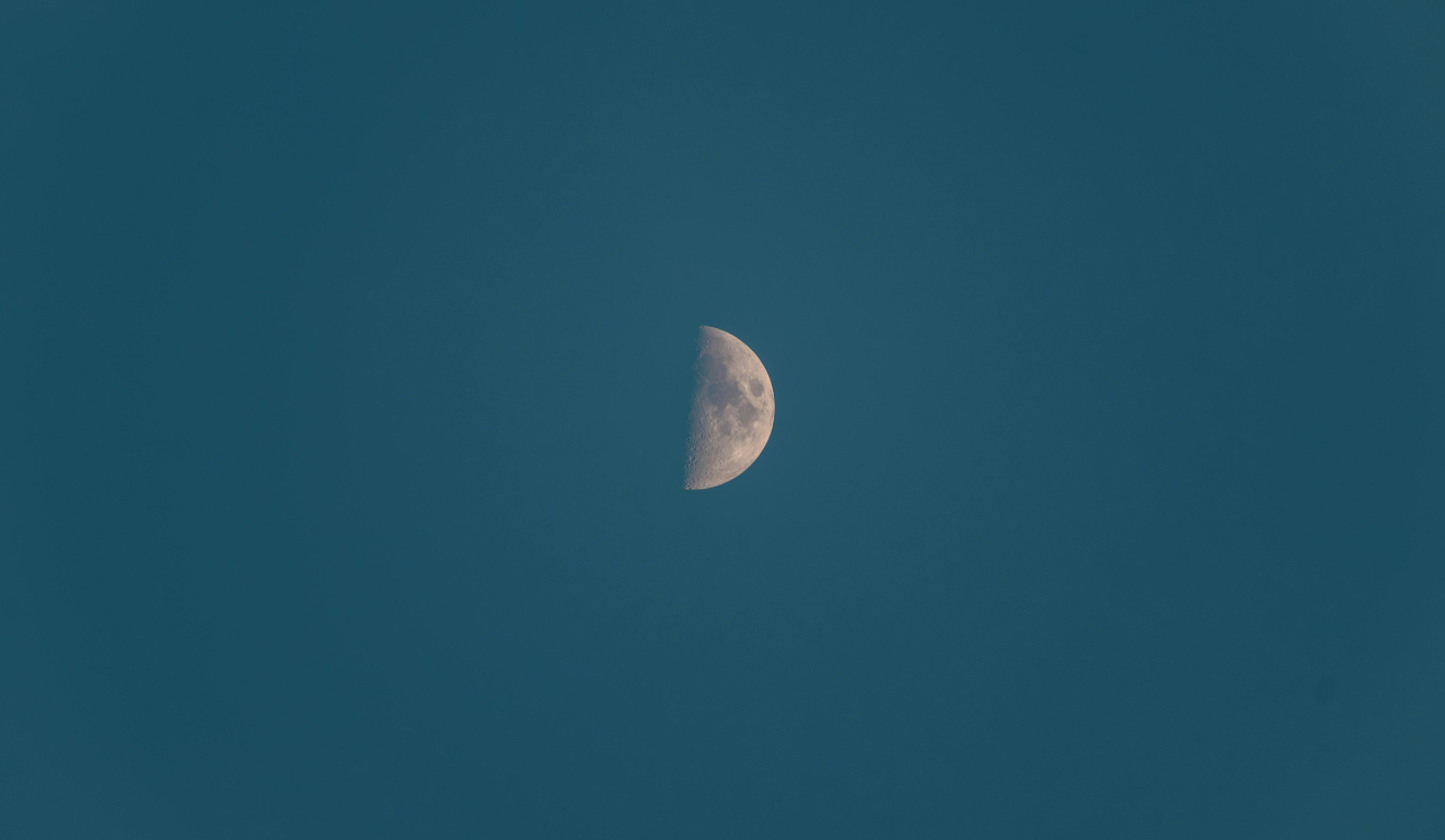 Lua Minguante em Gêmeos: O que esperar e como aproveitar a fase lunar de introspecção