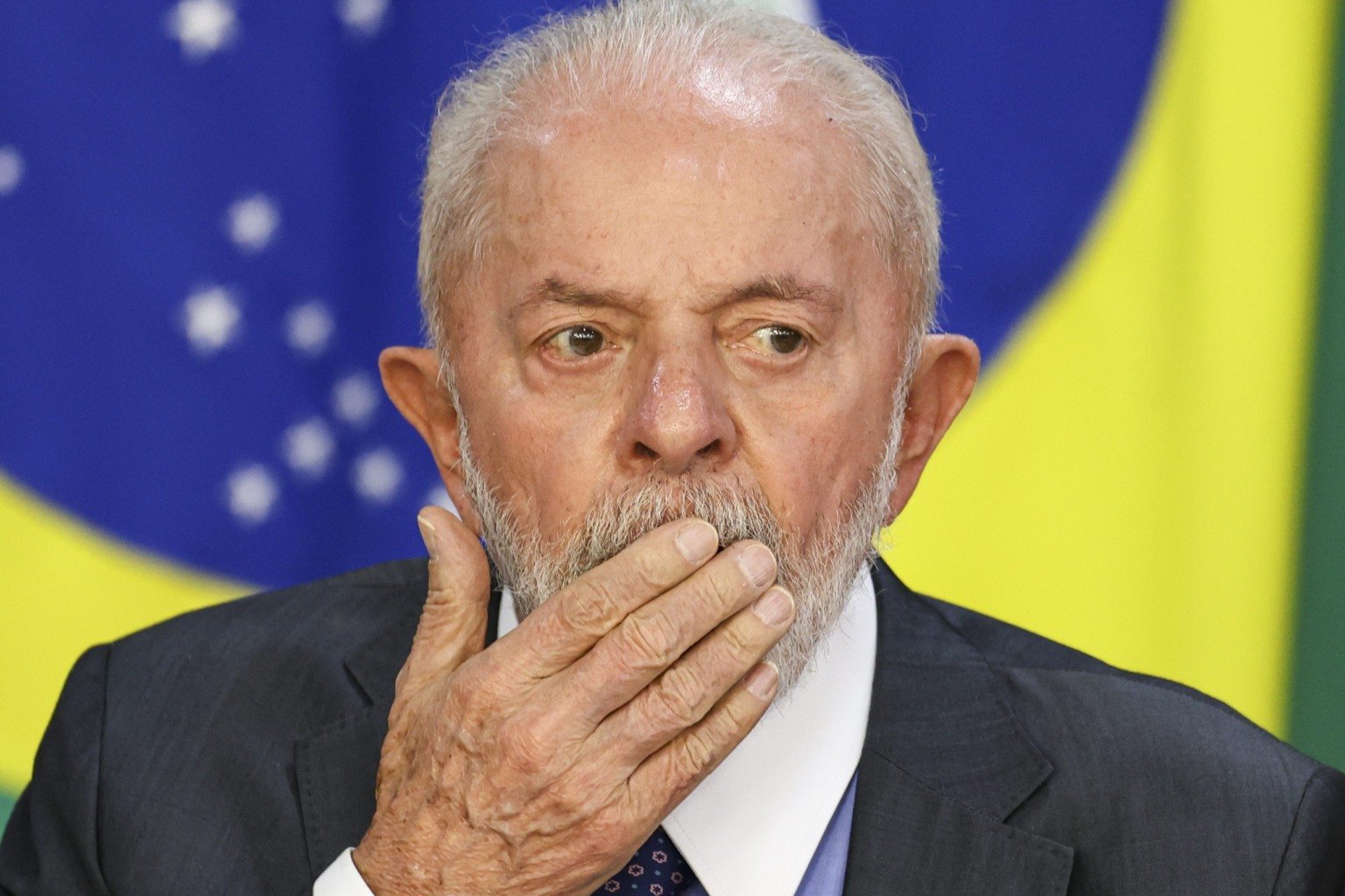 EUA Impõem ‘Tarifaço’ Global: Acordos Bilionários Excluem Brasil em Meio a Tensões Diplomáticas