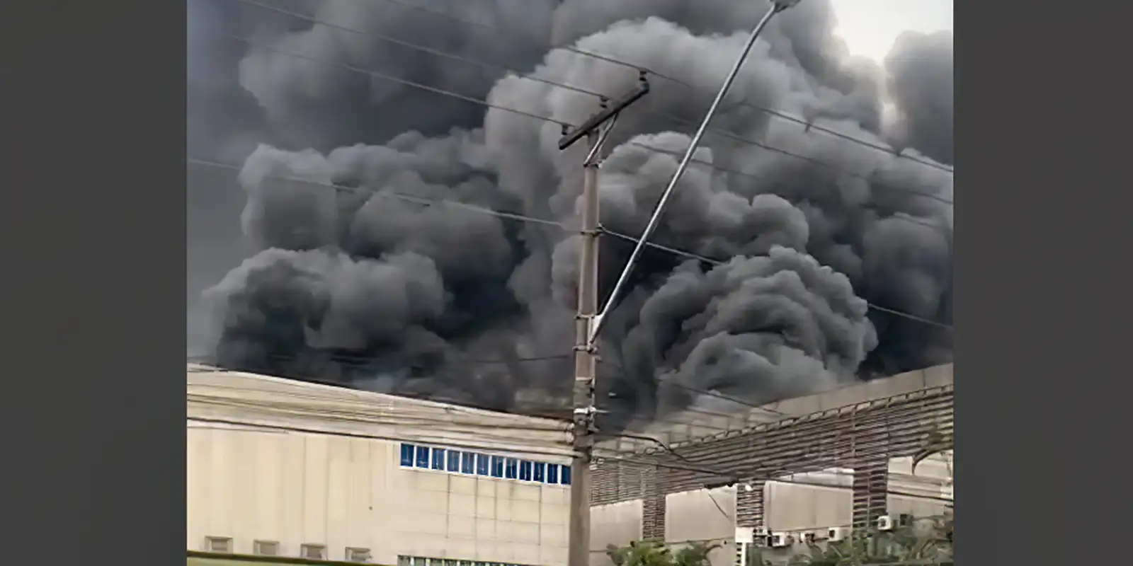 Chamas Devoram Galpões em Barueri: Incêndio de Grandes Proporções Mobiliza Bombeiros