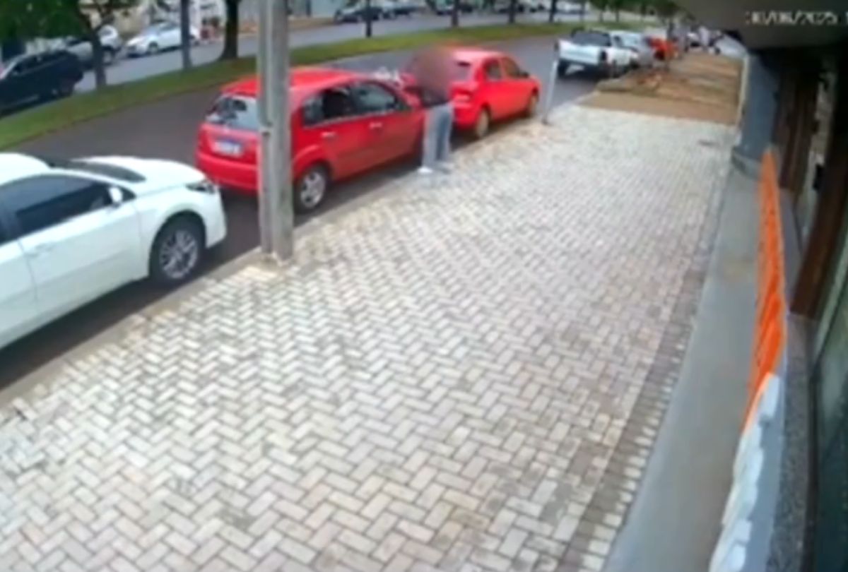 Cascavel: Mulher Revoltada Destrói Carro do Ex-Marido Após Fim de Relacionamento; Veja o Vídeo