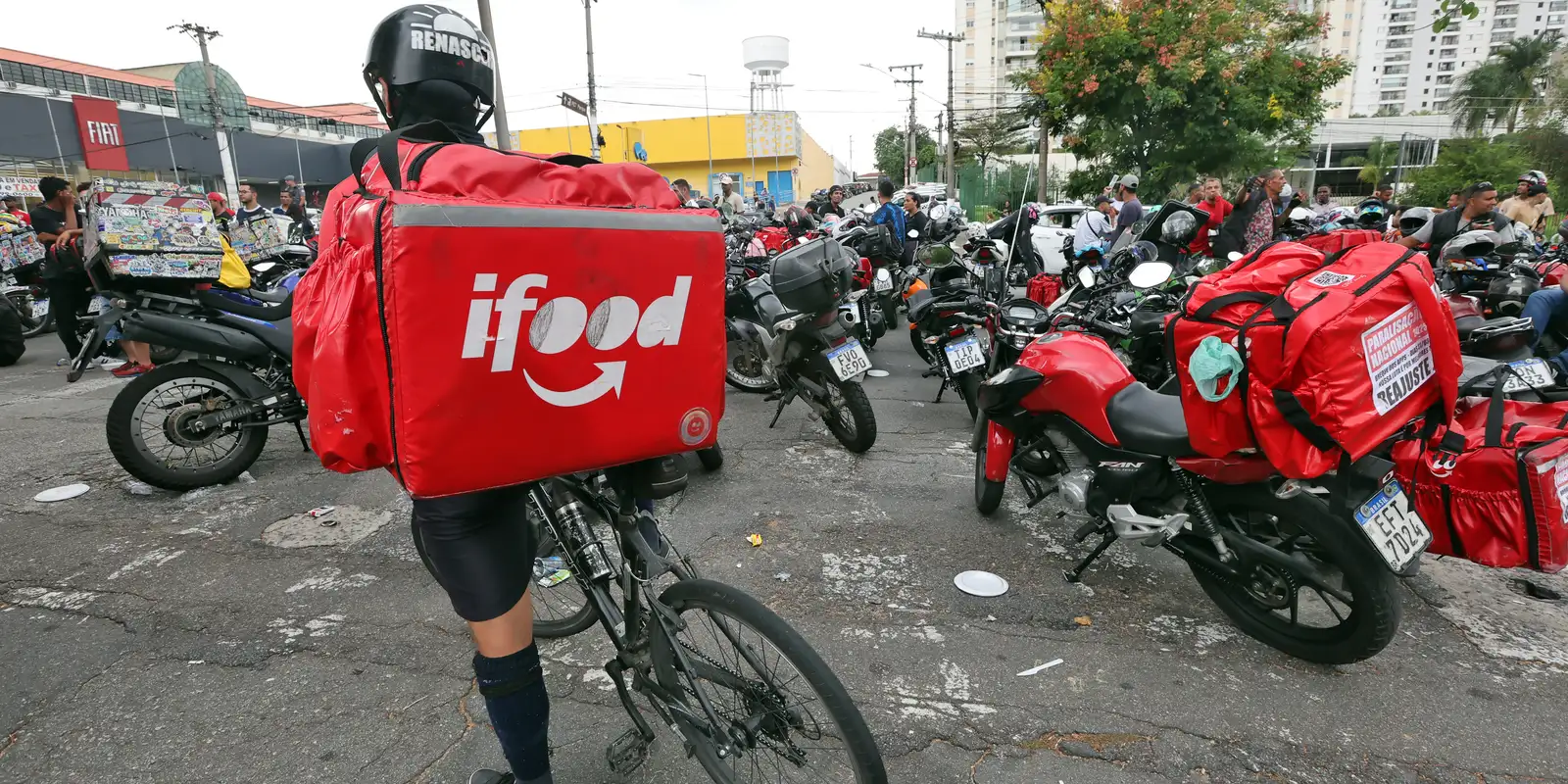 Entregadores do Rio terão mochilas fornecidas por aplicativos sob nova lei