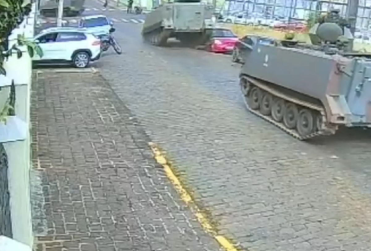 Vídeo Impactante: Tanque do Exército Esmaga Carro Estacionado no Paraná