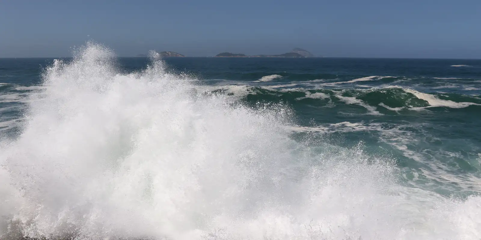 Ressaca no Rio: Marinha Alerta para Ondas Fortes Até Quinta e Orla Sofre Impactos