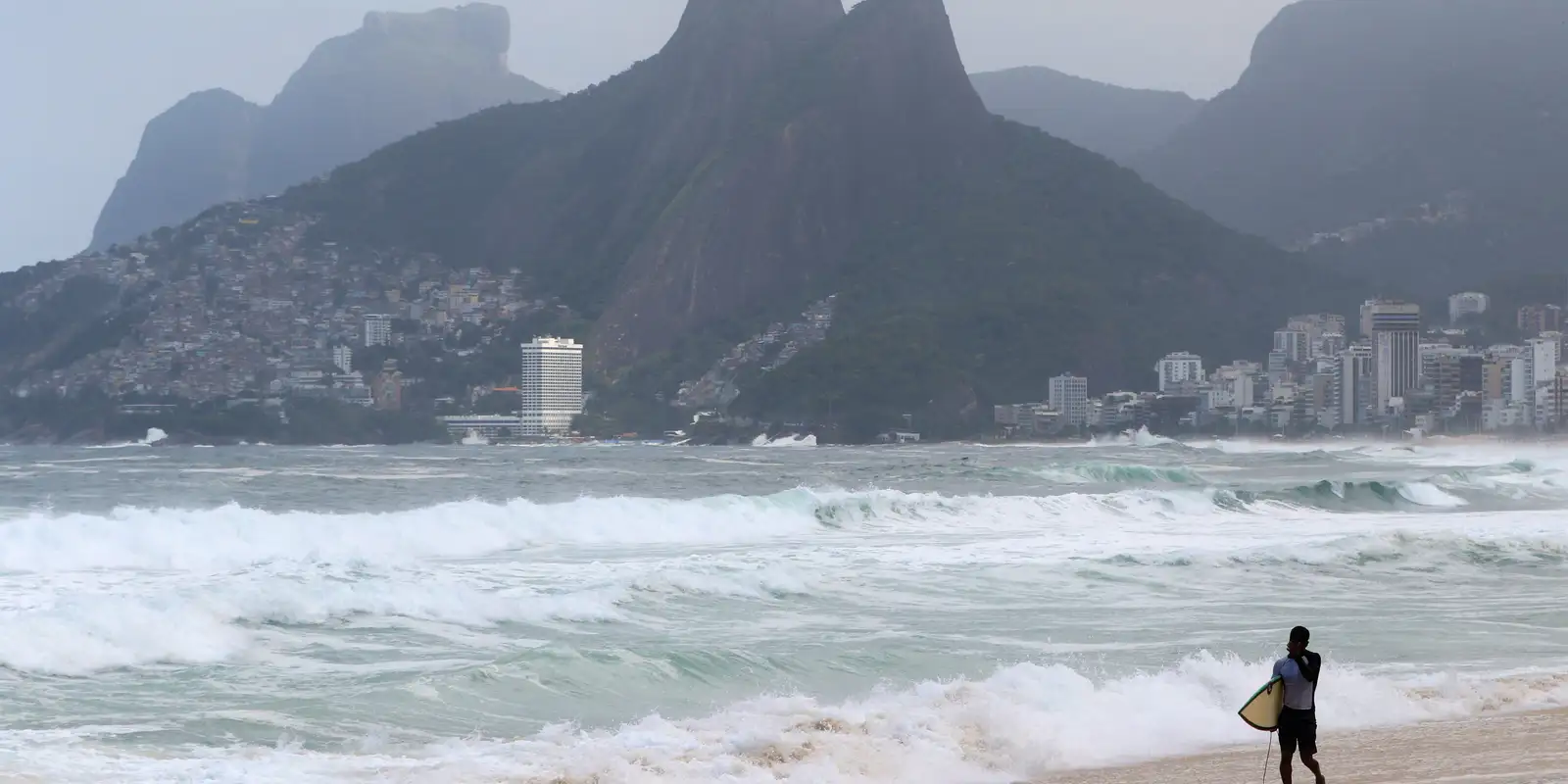 Rio Sob Alerta: Ressaca e Ventos Fortes Atingem a Cidade, Ciclovia Interditada e Árvores Caem