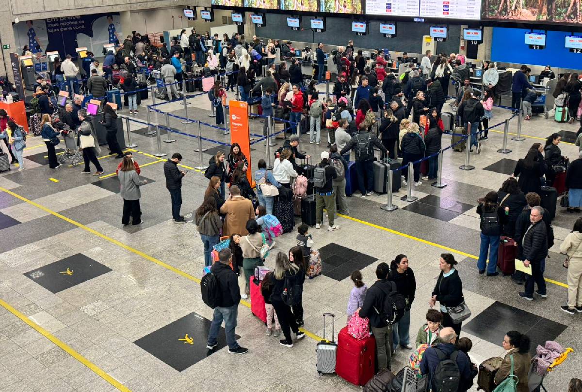 Neblina Intensa Paralisa Aeroporto de Curitiba: Mais de 20 Voos Cancelados e Milhares de Passageiros Afetados