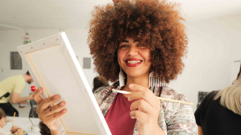 Cultura oferece oficinas gratuitas e comunidade revela talentos artísticos