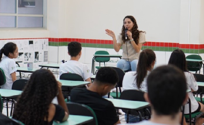 Ana Júlia propõe cursinhos para ampliar acesso à educação superior