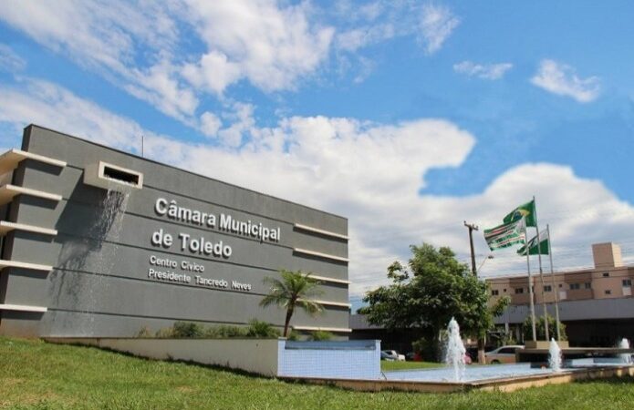 Vereadores acusados de pedir propina são afastados