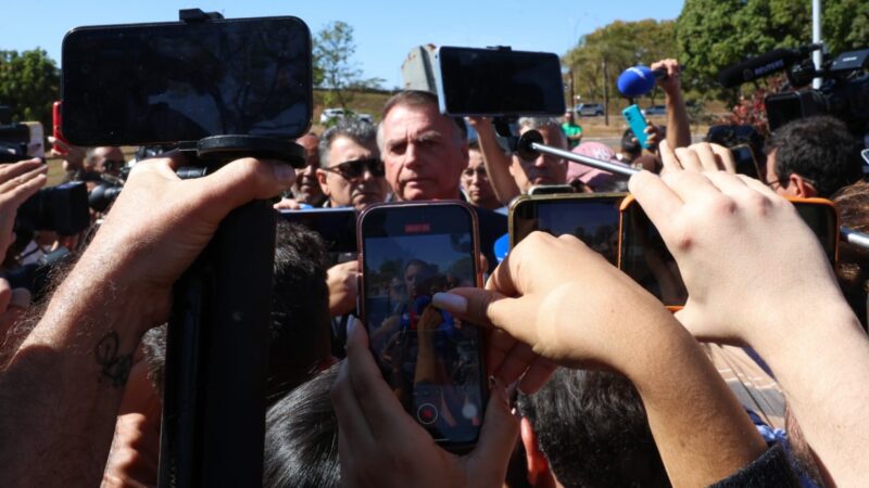 Bolsonaro em Prisão Domiciliar: Moraes Aperta Cerco com Novas Restrições