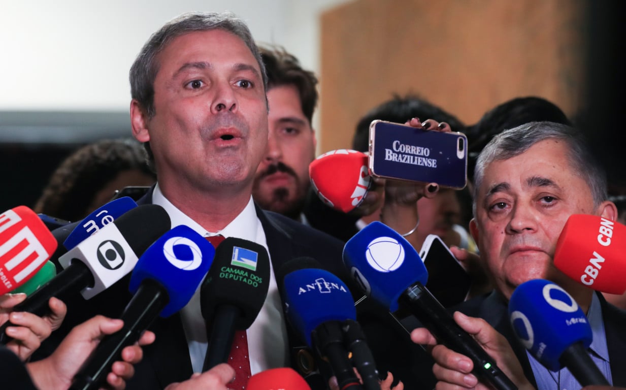 Líder do PT eleva tensão e protocola terceiro pedido de prisão contra Eduardo Bolsonaro