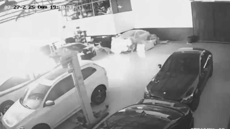 Câmera flagra raio atingindo carro em oficina de Cascavel