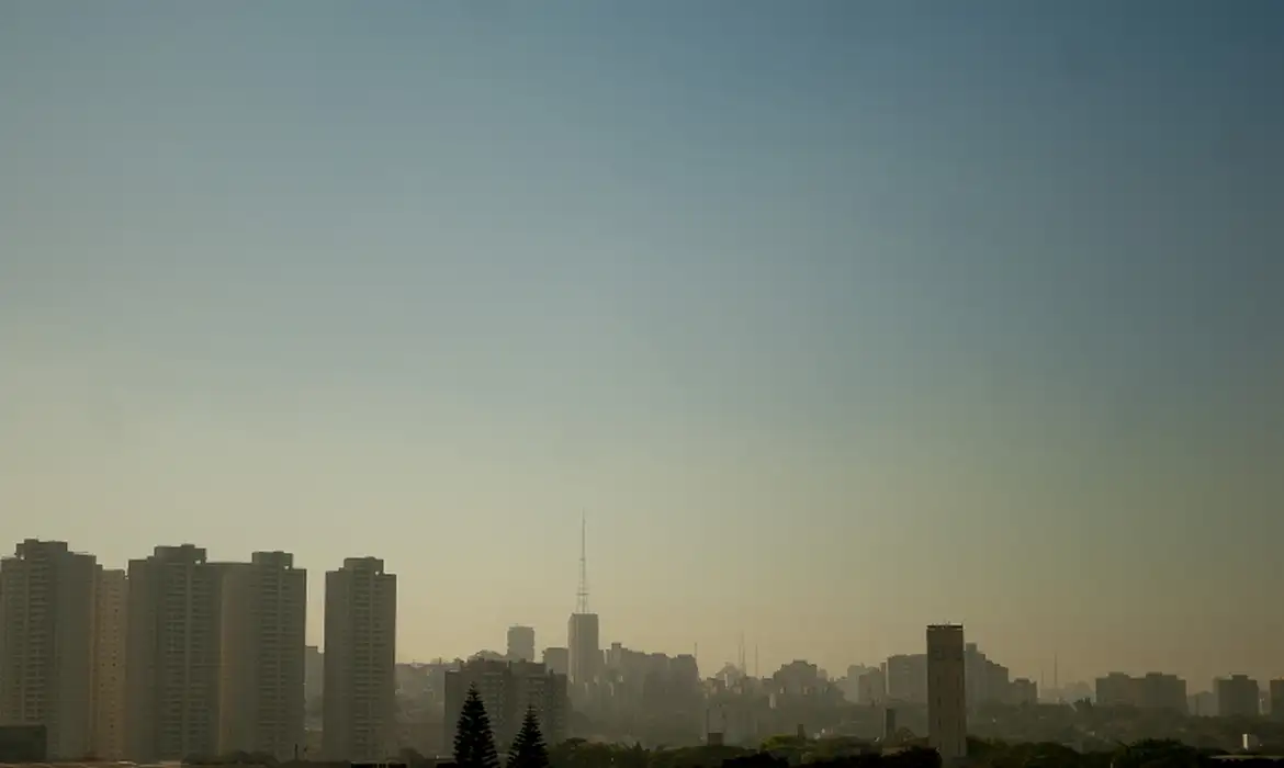 São Paulo em Alerta: Ciclone e Veranico Trazem Riscos de Ventania e Incêndios
