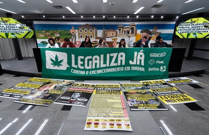 Professora Angela defende legalização da maconha
