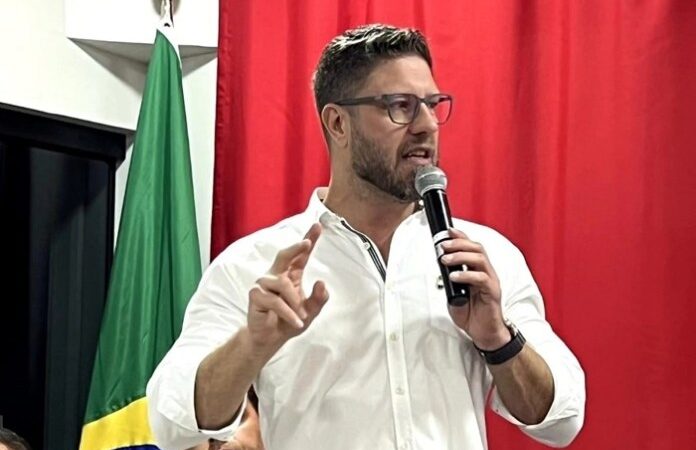 PDT do Paraná cai no colo de Requião Filho