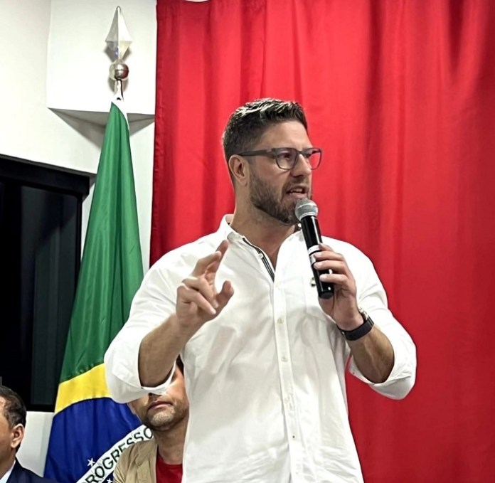 PDT do Paraná cai no colo de Requião Filho