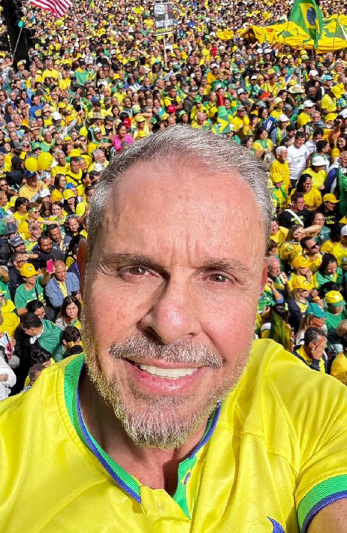 Protesto pela liberdade de expressão rola em Curitiba
