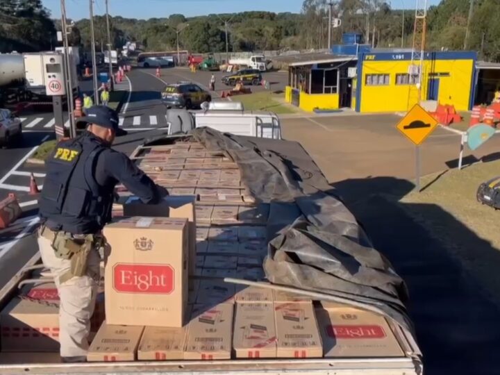 PRF apreende carga com mais de 830 mil maços de cigarro estrangeiro em Guarapuava