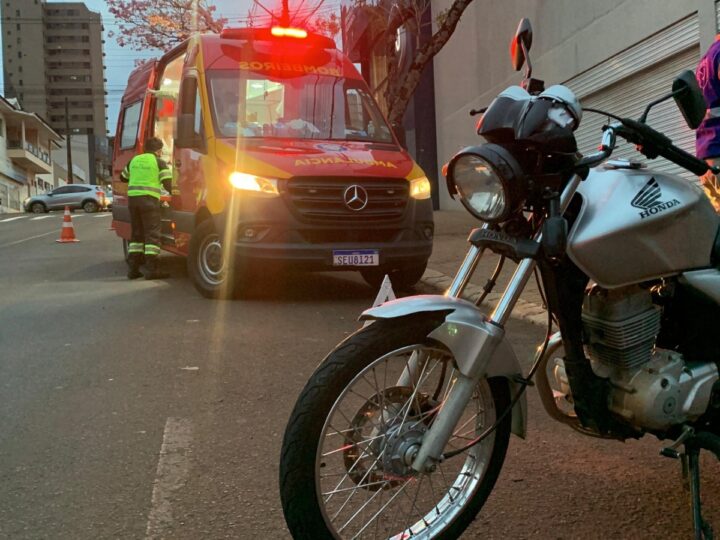 Motociclista fica ferido após colisão com veículo na Rua Pio XII, em Cascavel